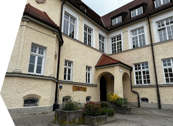 Eingangsbereich der Berufsfachschule für Ergotherapie in Neuötting. 