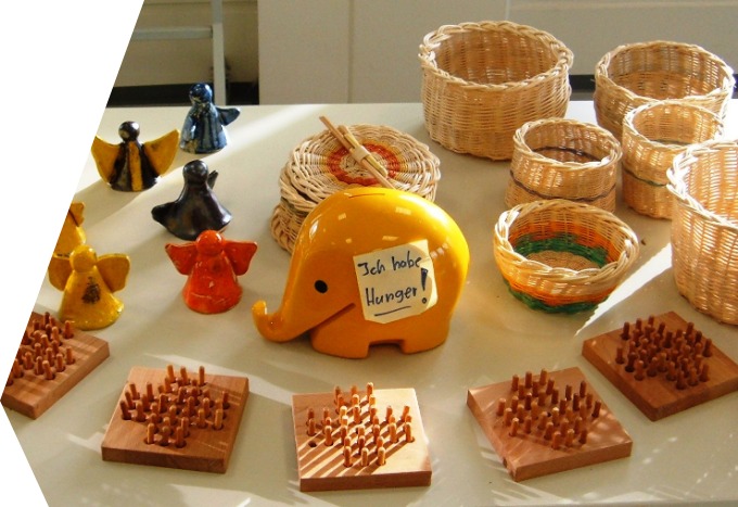 In der Mitte des Bildes steht ein Sparschwein, welches gefüttert werden möchte. 