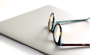 Laptop mit daraufliegender Brille