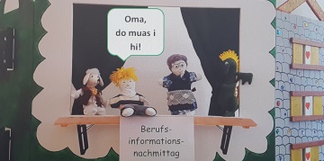 Berufsinformationsnachmittag Zu sehen ist ein Puppentheater mit vier Figuren. U.a. Ein Junge und seine Oma sowie die Information zum Berufsinformationsnachmittag. Eine Sprechblase bei dem Jungen sagt "Oma, do muas i hi!"