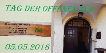 Tag der offenen Tür zu sehen ist die Überschrift sowie das Datum der Veranstaltung. Rechts im Bild ist die geöffnete Eingangstür der Berufsfachschule für Ergotherapie zu sehen und links das Schild der Schule